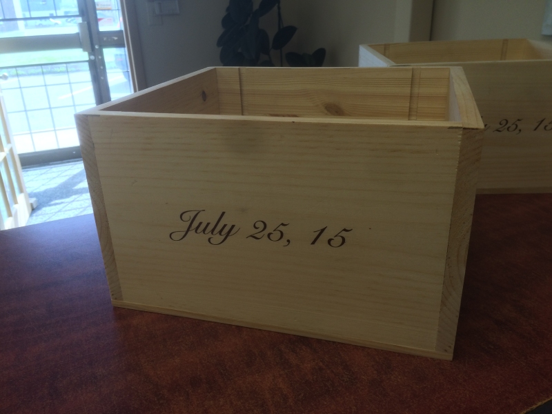 boîte en bois avec date imprimée